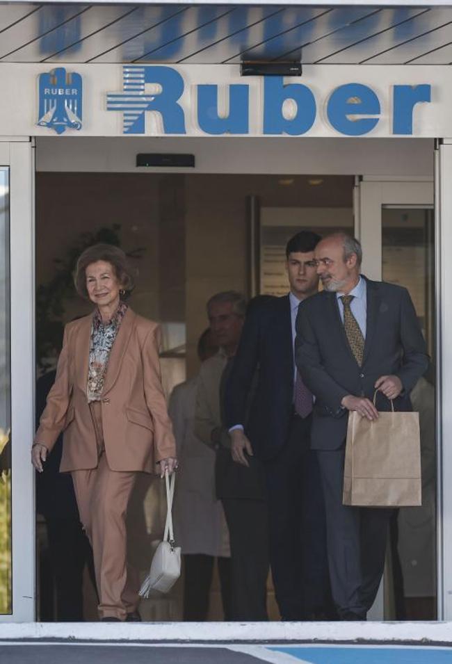 La reina Sofía, a la salida de la Clínica Ruber.