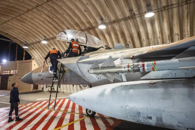 Pilotos israelíes, de regreso a su base tras haber interceptado los drones y cohetes.