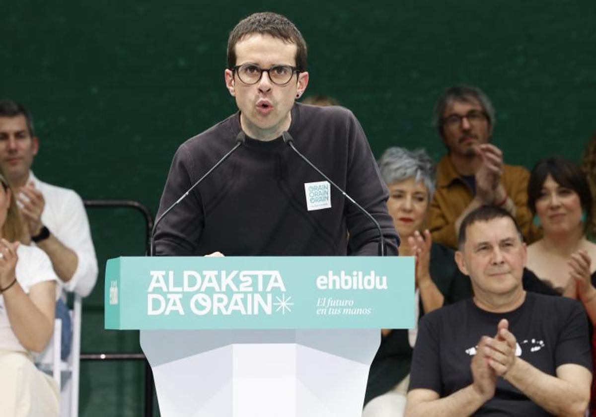 El candidato de Bildu a Lehendakari, Pello Otxandiano, delante del coordinador general de EH Bildu, Arnaldo Otegi