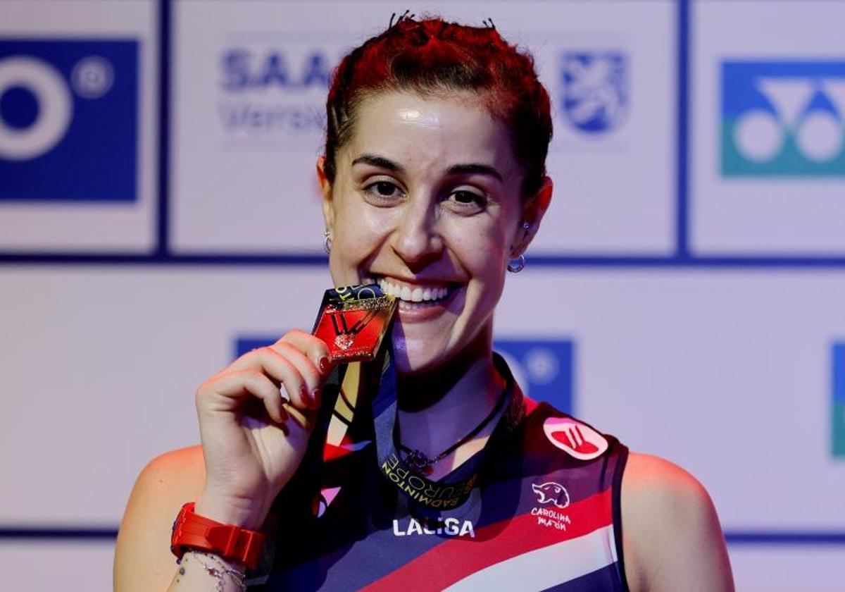 Carolina Marín muerde su medalla de campeona de Europa.