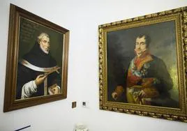 A la derecha, la réplica del retrato de Goya de Fernando VII desaparecido durante la Guerra de la Independencia. El Ayuntamiento de Talavera pidió al pintor Vicente López Portaña que hiciera esta copia, que ahora cuelga en la Alcaldía.