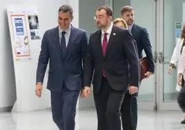 Pedro Sánchez y Adrián Barbón en las instalaciones del HUCA.