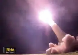 Captura de video del lanzamiento del misil por Irán contra Israel.