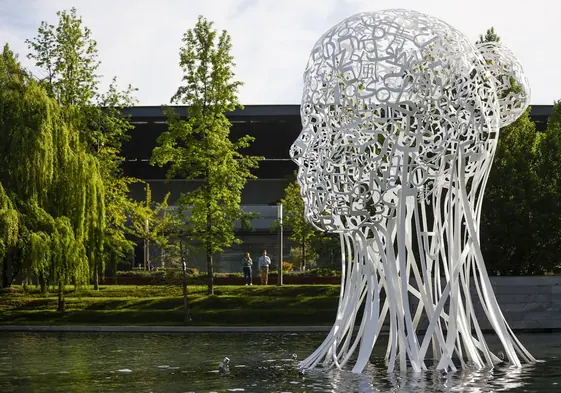 La monumental escultura de Plensa instalada este lunes en el lago del Distrito Telefónica.