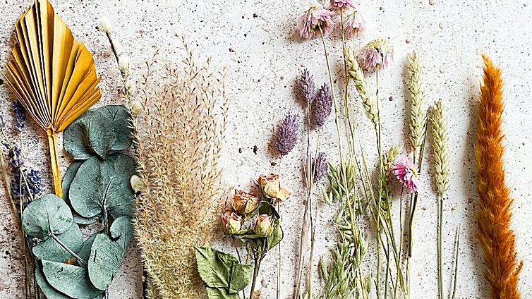 Apuesta por las flores secas para dar un color natural a tu casa