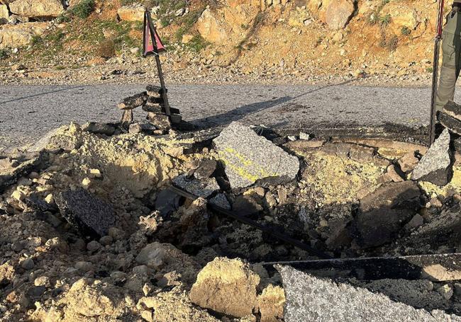 Los daños por el ataque de Teherán fueron mínimos, como esta cráter en una carretera en el área de Hermón en Israel.