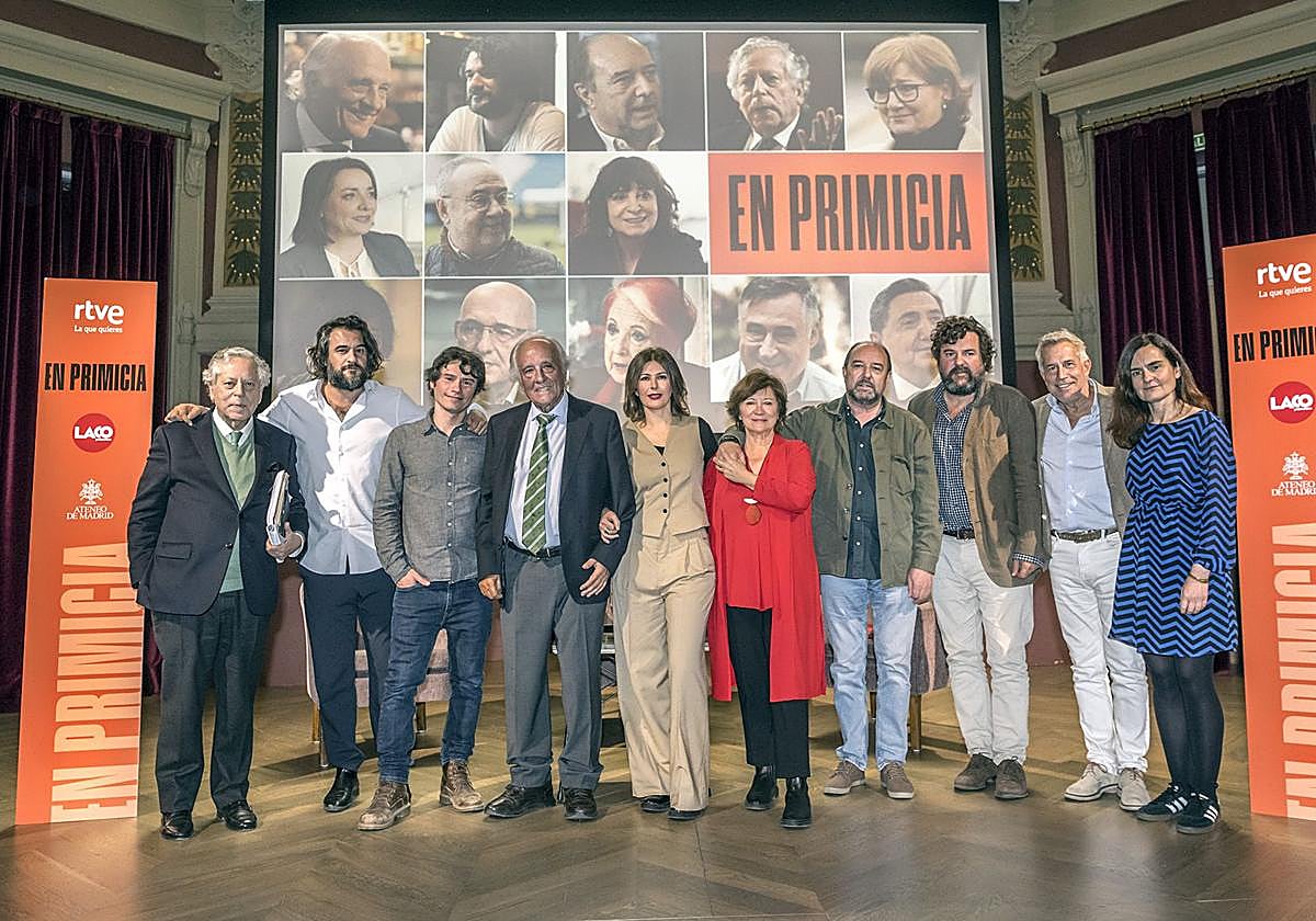 Algunos de los periodistas protagonistas de 'En primicia', con responsables del programa que emite cada jueves La 2.