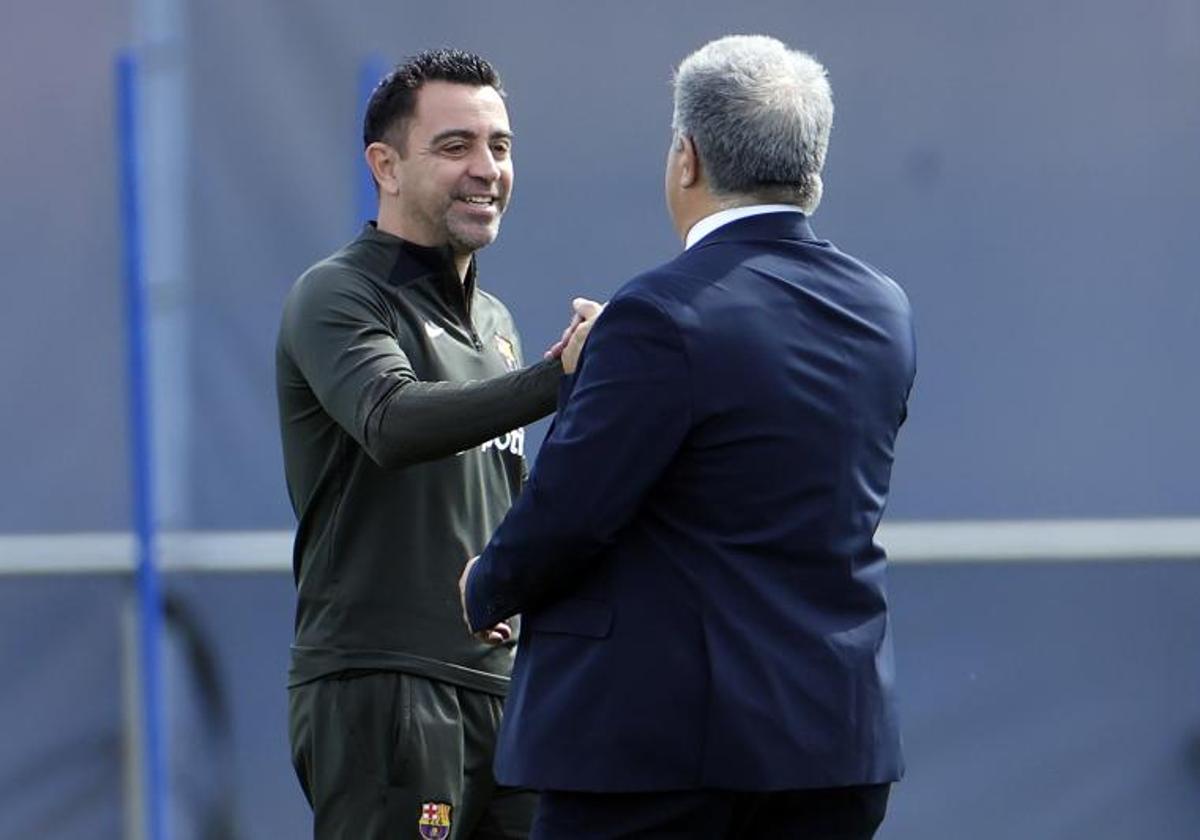 Xavi Hernandez, saludado por Joan Laporta en la previa