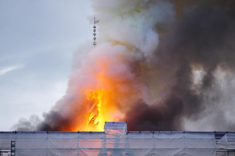 Así han engullido las llamas el edificio de la Bolsa de Copenhague