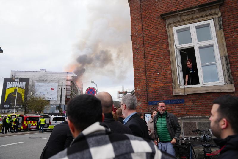 Así han engullido las llamas el edificio de la Bolsa de Copenhague