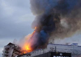 Imagen del incendio en el edificio de la Bolsa de la capital danesa.
