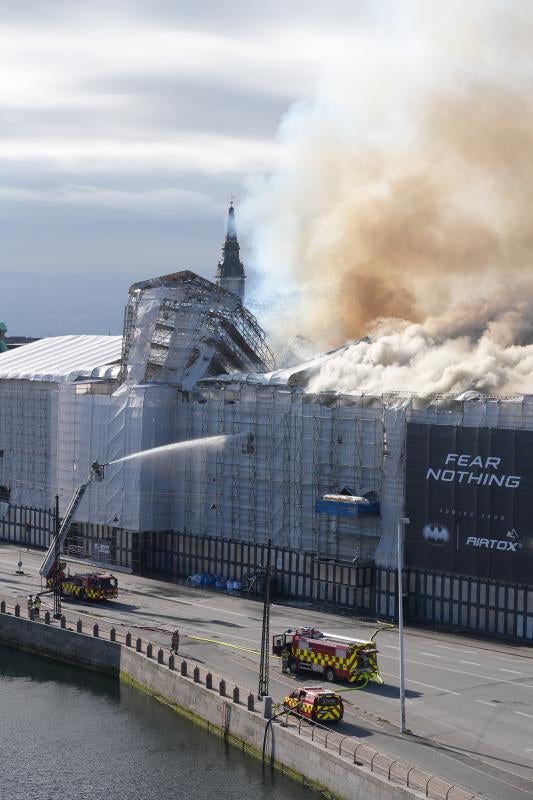 Así han engullido las llamas el edificio de la Bolsa de Copenhague