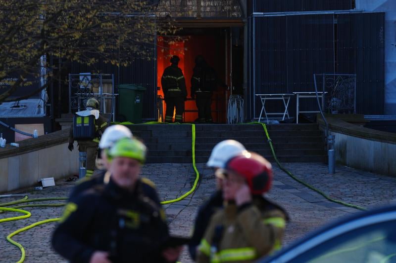 Así han engullido las llamas el edificio de la Bolsa de Copenhague