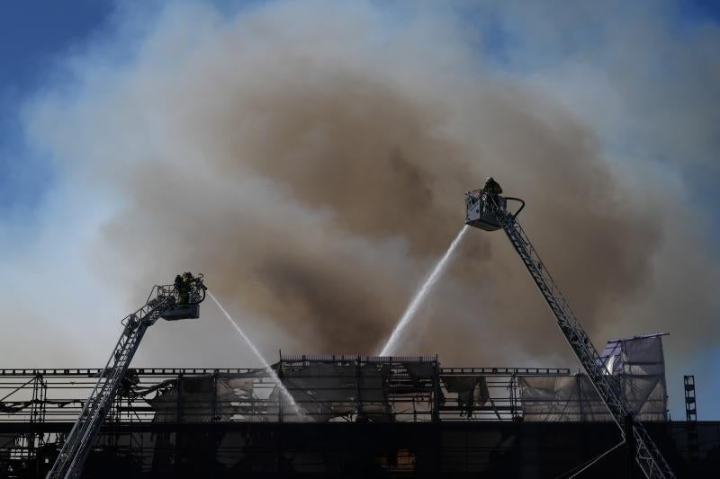 Así han engullido las llamas el edificio de la Bolsa de Copenhague