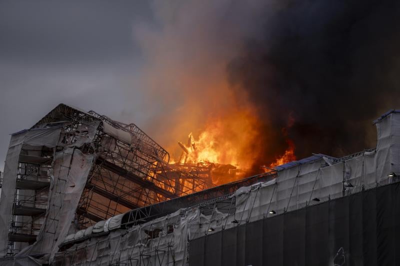 Así han engullido las llamas el edificio de la Bolsa de Copenhague