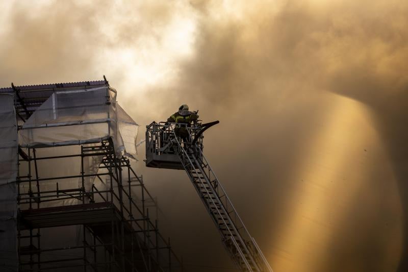 Así han engullido las llamas el edificio de la Bolsa de Copenhague