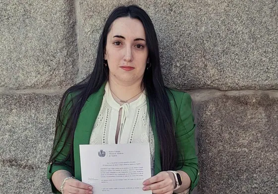 Jimena posa con el documento que la acredita como médica colegiada. La felicidad va por dentro porque, como ella admite, «me cuesta un poco sonreír en las fotos».