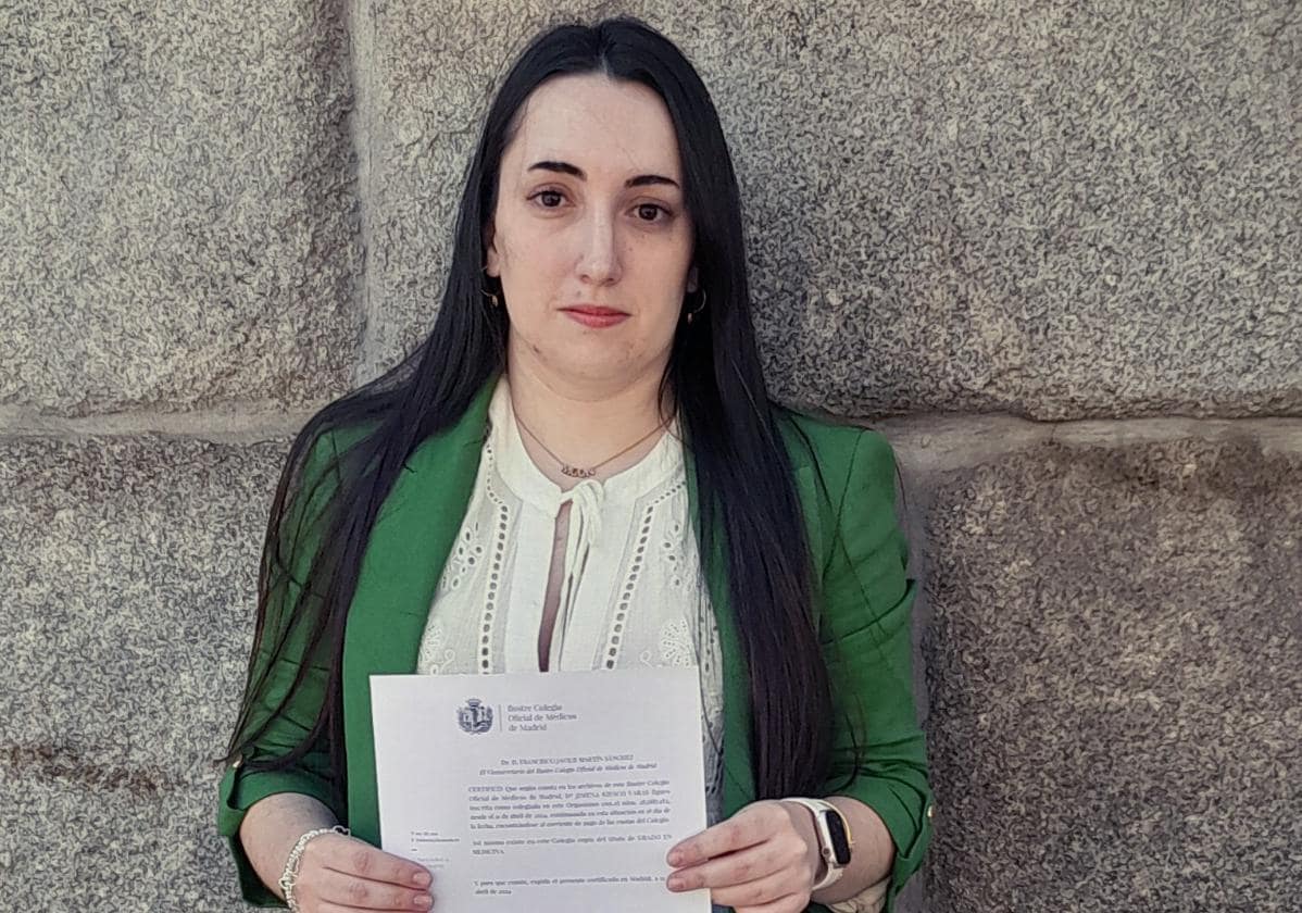 Jimena posa con el documento que la acredita como médica colegiada. La felicidad va por dentro porque, como ella admite, «me cuesta un poco sonreír en las fotos».