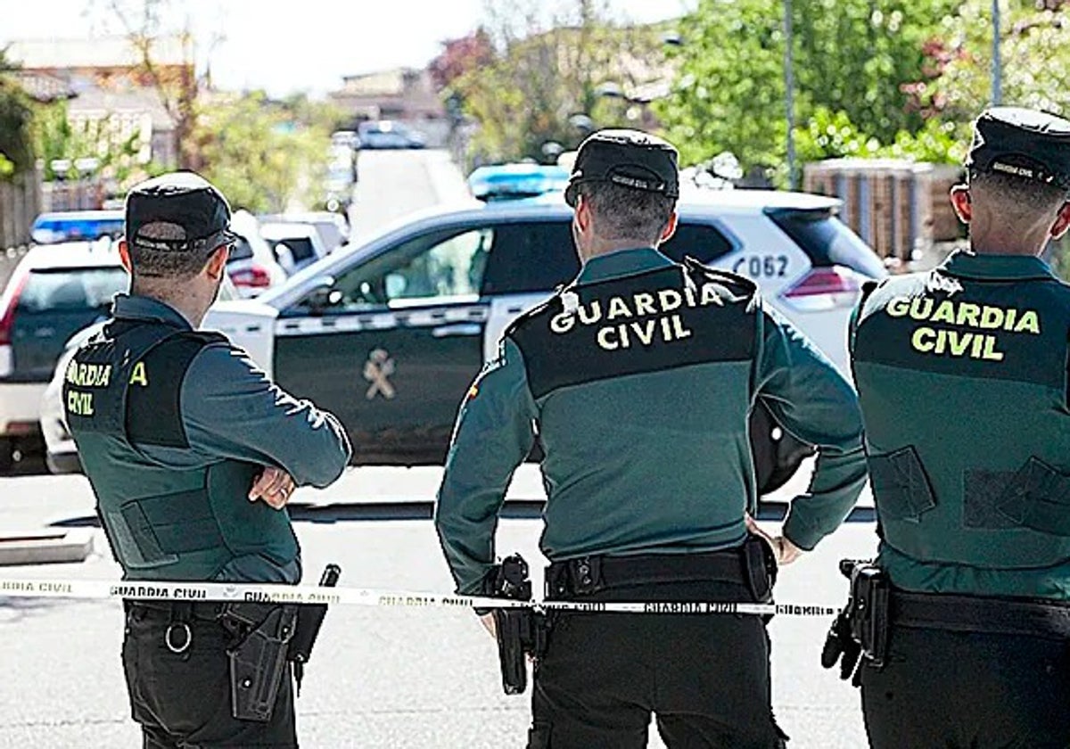 Agentes de la Guardia Civil en el cordón de seguridad que rodea el chalet del triple homicio