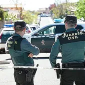 Agentes de la Guardia Civil en el cordón de seguridad que rodea el chalet del triple homicio