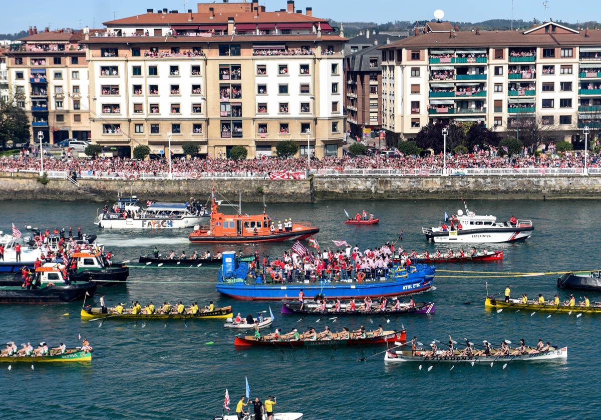 La gabarra en el tramo inicial de la marcha.