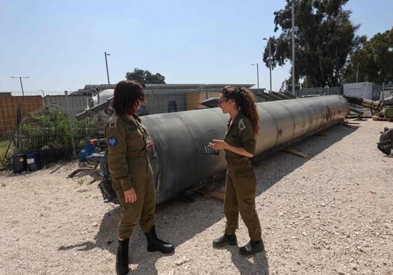 Militares israelíes examinan los restos de un misil iraní que cayó sobre la localidad de Kiryat Malachi, en el sur del país.