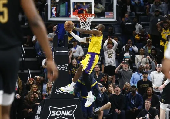 LeBron James realiza un mate con los Lakers