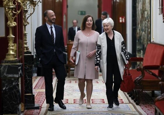 La presidenta del Congreso, Francina Armengol (c), acompañada por los miembros de la mesa, Alfonso Rodríguez de Celis (i) e Isaura Leal