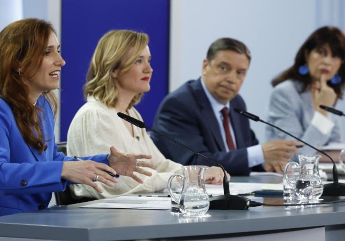 La ministra de Sanidad, Mónica García; la ministra de Educación, Formación Profesional y Deportes y portavoz del Gobierno, Pilar Alegría; el ministro de Agricultura, Pesca y Alimentación, Luis Planas, y la ministra de Igualdad, Ana Redondo.