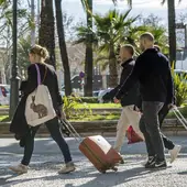 Turistas con maletas por Palma de Mallorca.