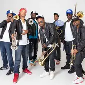 Los hermanos Grave-Hubert de Hypnotic Brass Ensemble posan con sus instrumentos.