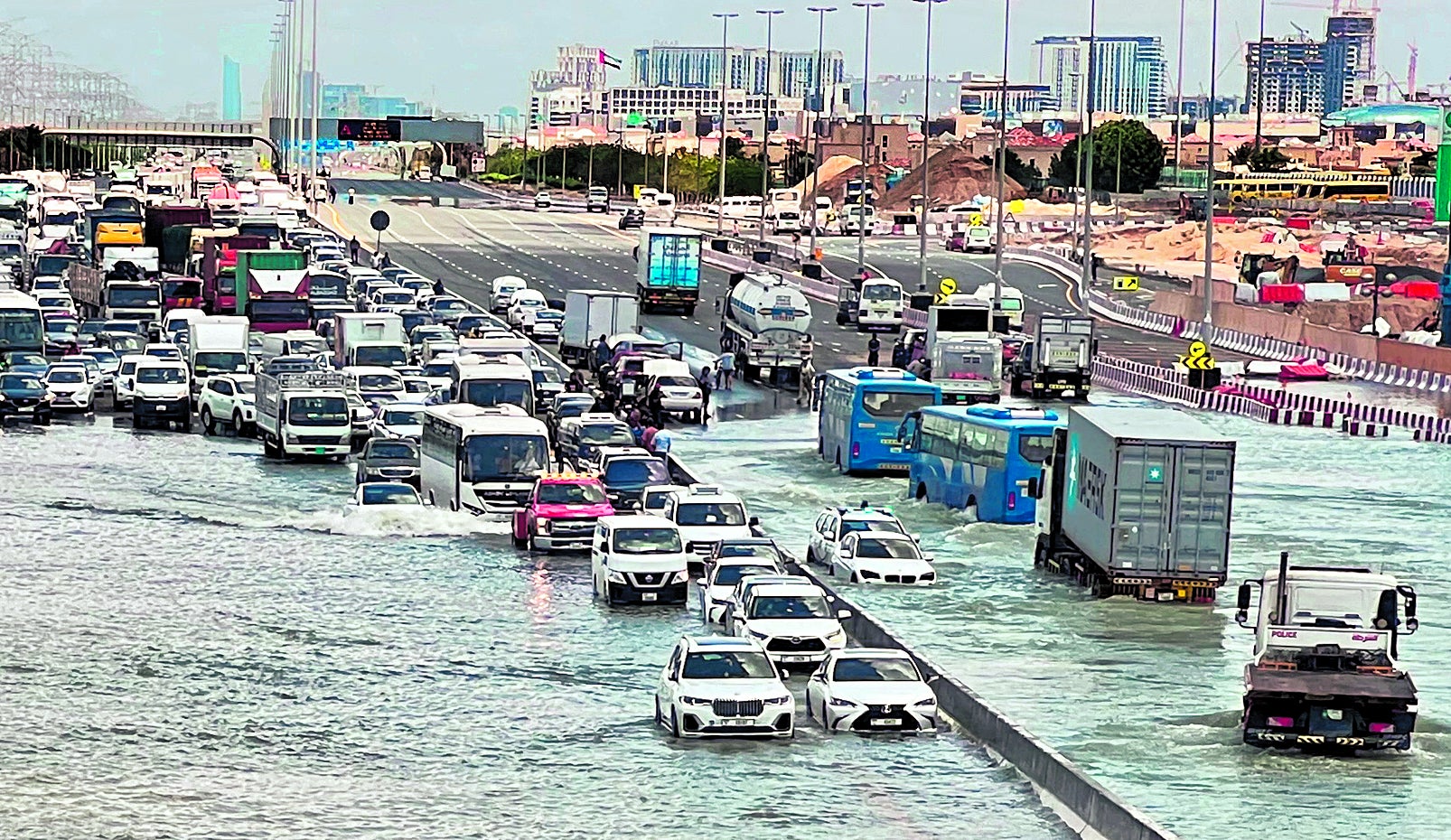 Las grandes autopistas del desierto quedaron anegadas.