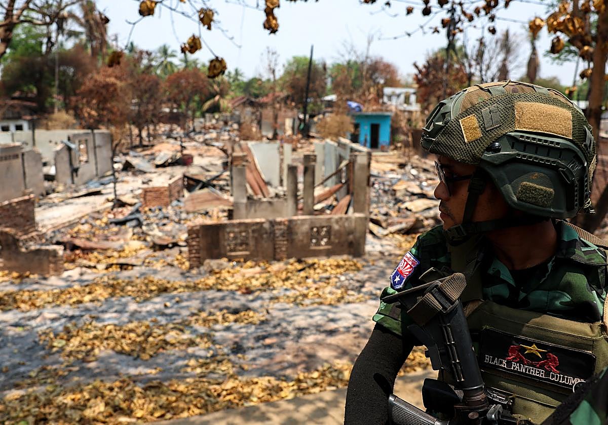 Imagen principal - Myanmar está al borde de la guerra civil.