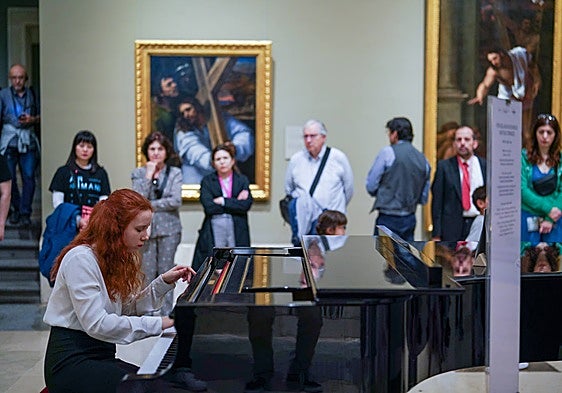 Sonya, la refugiada ucraniana que ameniza al piano las visitas al Prado