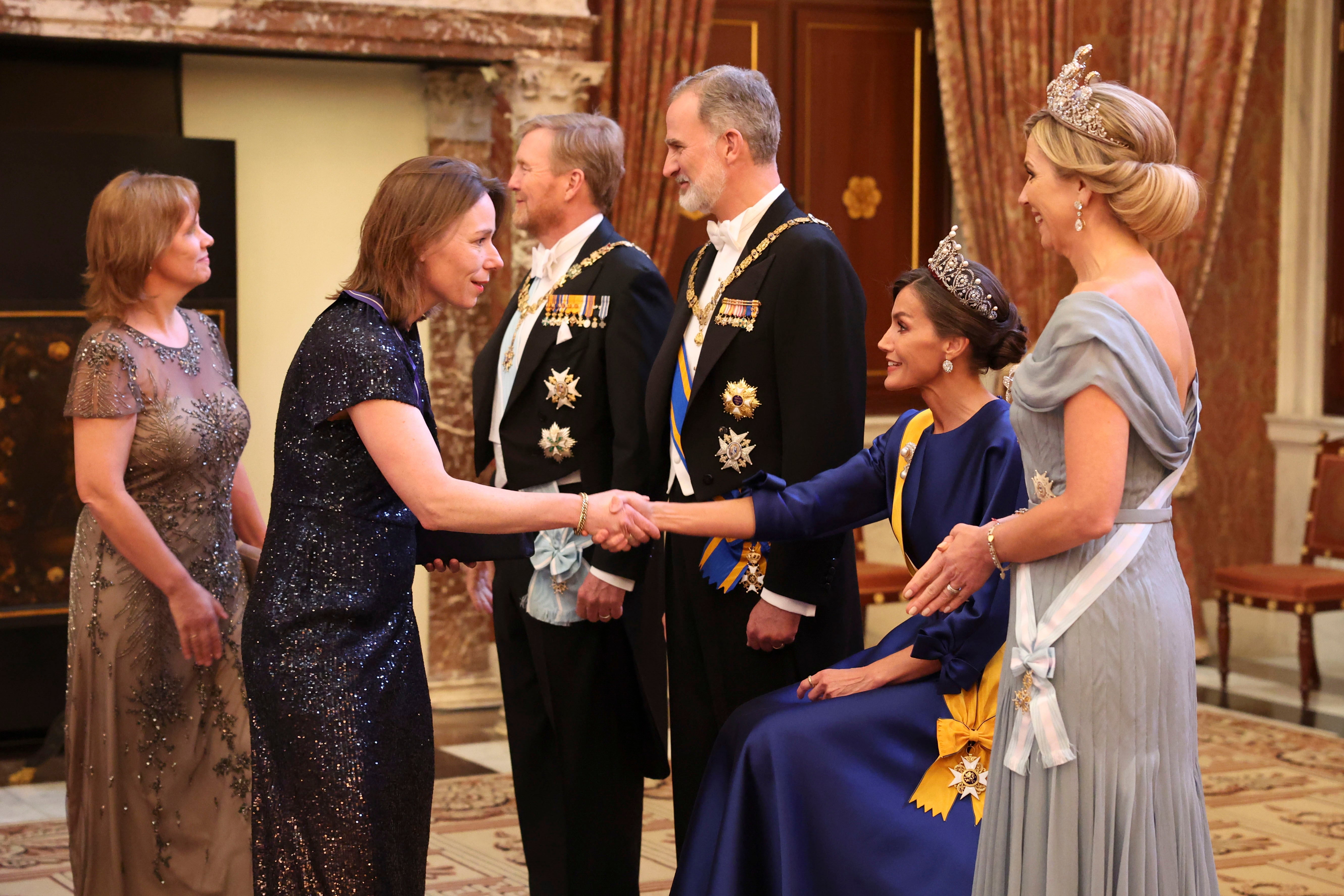 La reine Letizia, sentada durante la recepción previa a la cena