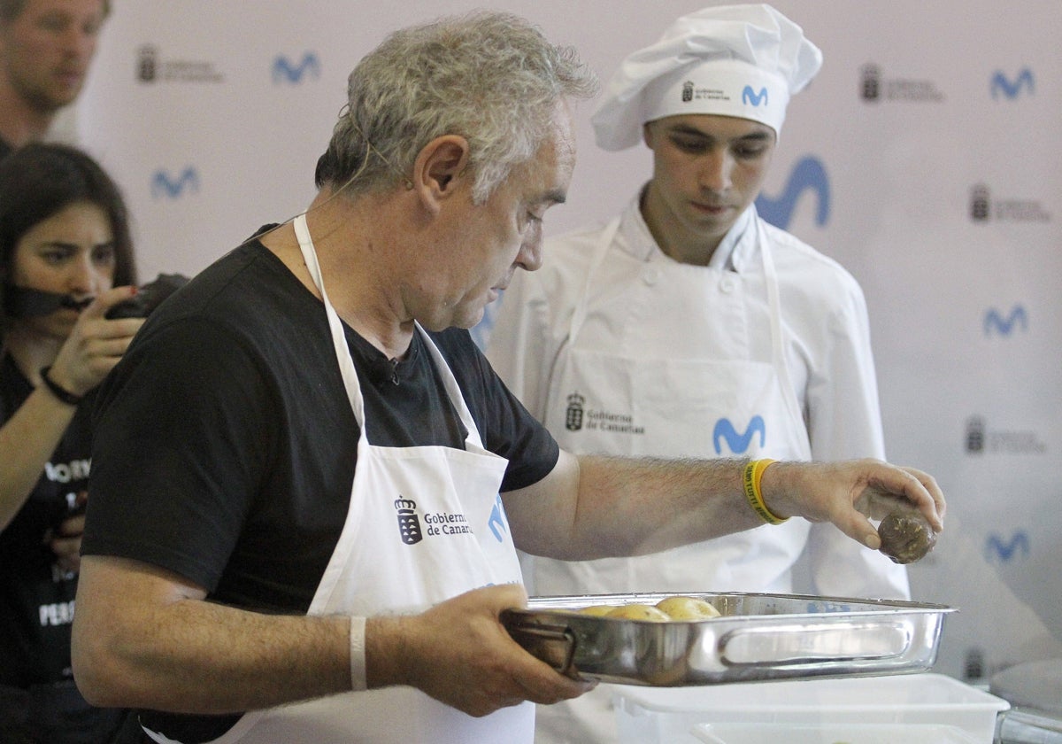 Ferrán Adriá imparte una clase a alumnos de FP en Canarias.