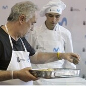 Ferrán Adriá imparte una clase a alumnos de FP en Canarias.