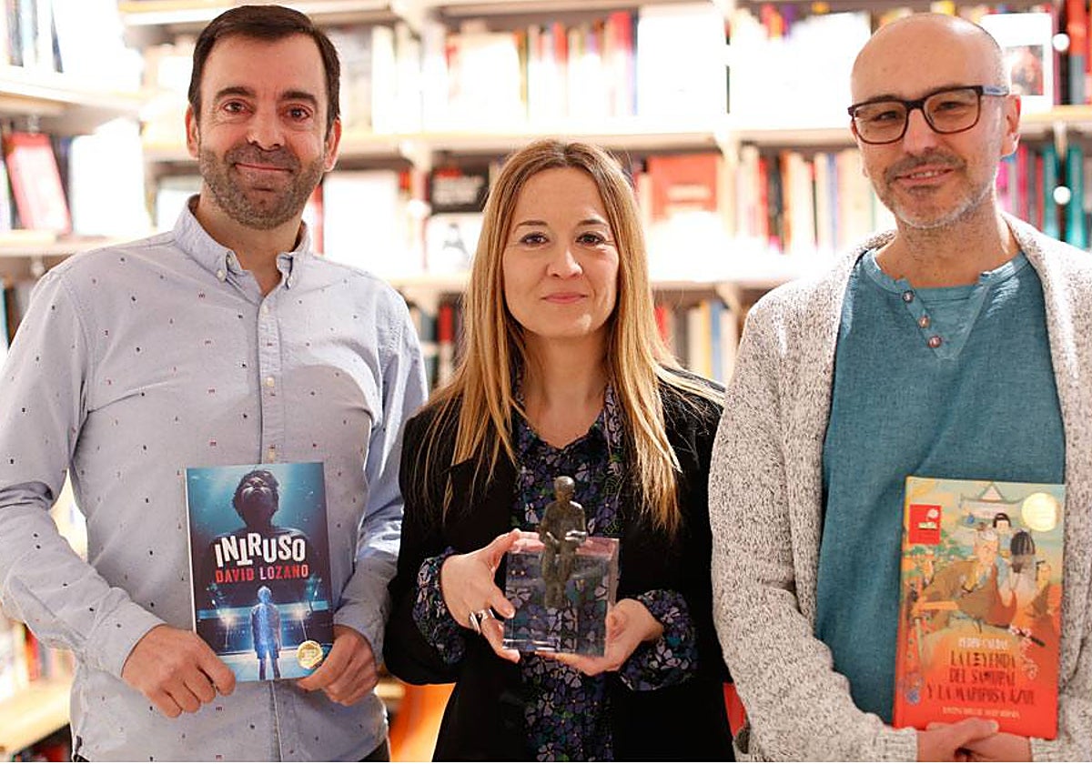 David Lozano y Pedro Caldas junto a la periodista cultural Maica Rivera.