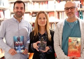 David Lozano y Pedro Caldas junto a la periodista cultural Maica Rivera.