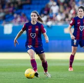 Aitana Bonmatí controla un balón en el duelo Barcelona - Villarreal femenino