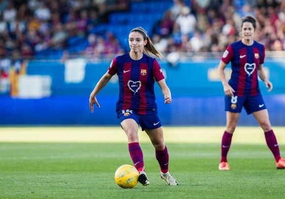 Aitana Bonmatí controla un balón en el duelo Barcelona - Villarreal femenino