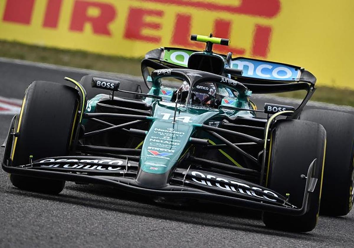 El Aston Martin de Alonso, en plena carrera