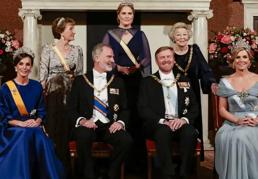 Lo que no se vio de Letizia en la cena de gala en Holanda: el misterio del taburete, los pies ocultos de la reina y un secreto