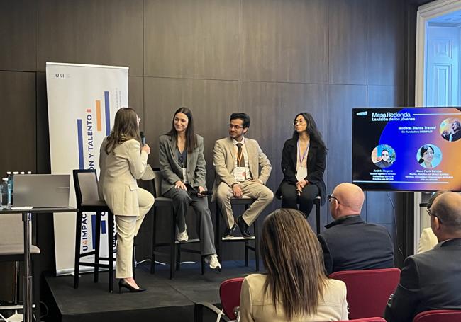 Mesa redonda con tres estudiantes durante la presentación de los premios.