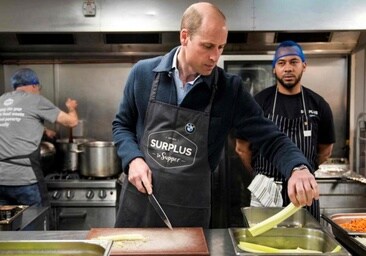 El Príncipe Guillermo corta apio mientras ayuda a preparar una salsa boloñesa durante una visita a una organización benéfica.