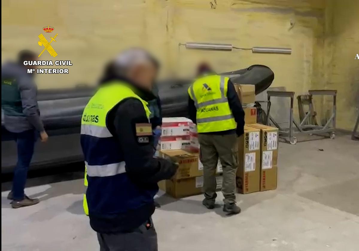 Imagen principal - IImágenes de la operación de la Guardia Civil