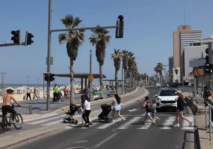 Imagen de normalidad en Tel Aviv tras el ataque limitado a Irán.