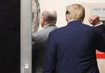 Donald Trump entra en la sala de audiencias con un gesto de confianza.