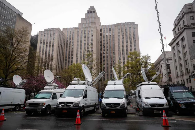 Los vehículos de las cadenas de televisión, aparcados delante del tribunal de Manhattan, símbolo de la expectación despertada por el juicio.