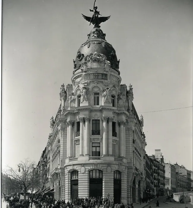 Alcalá ve Gran Vía caddelerinin köşesindeki La Unión y el Fénix Binası, 1910.